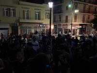 Πάτρα: Έκλεισαν τα μαγαζιά, γέμισαν οι σ...