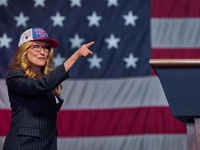 Η σάτιρα "Μην Κοιτάτε πάνω" κα...