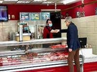 Ο Άγγελος Τσιγκρής στην αγορά του Αιγίου - ΦΩΤΟ