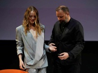 Στόουν: «Τι μου βρίσκεις;» Λάνθιμος: «Αρ...