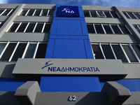 Μέλη του «Ρουβίκωνα» ανάρτησαν πανό και ...