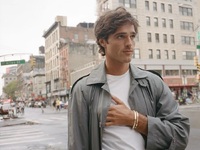 Τι να πρωτοκοιτάξεις; Το Cartier Love Br...