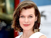 Μίλα Γιόβοβιτς: Γροθιά στο στομάχι το μή...