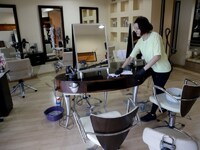 Πυρετός προετοιμασιών σε κομμωτήρια, βιβ...