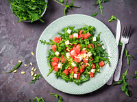 Συνταγή: Σαλάτα με ρόκα και φρούτα του δάσους 