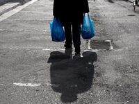 ΕΛΣΤΑΤ: Στο φάσμα της φτώχειας το 17% το...