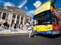 Ένα... καρναβαλικό λεωφορείο από την Πάτ...