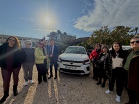 Δύο νέα οχήματα παραδόθηκαν στους εργαζό...