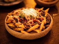 Συνταγή για σπιτικό γύρο με πατάτες και τζατζίκι