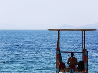 Ναυαγοσώστης έσωσε ηλικιωμένο στην παραλ...