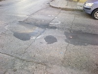 Σε κακό χάλι η οδός Σισσίνη της Πάτρας - ΦΩΤΟ