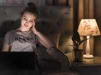 Ύπνος: Οι άνθρωποι που αφήνουν τα φώτα α...