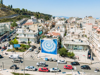 Μία λευκή δαντέλα σαν σεμεδάκι σε μπλε φ...