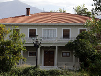 Η βίλα Λαδόπουλου στην Ακτή Δυμαίων, κατ...