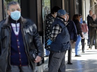 Ουρές και σήμερα στις τράπεζες αλλά με α...