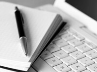 Οι δημοσιογράφοι συσπειρώνονται γύρω από...