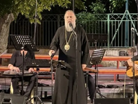 Τρίκαλα: Ο Μητροπολίτης πήρε πάλι το μικ...