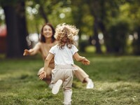 Μικρές χαρές που τα παιδιά απολαμβάνουν την άνοιξη