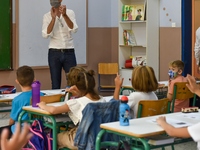 Τζανάκης για σχολεία: Τουλάχιστον 300 με...