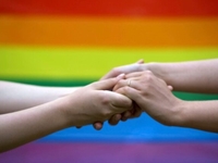 Τι πιστεύουν οι Έλληνες για τον γάμο ομό...