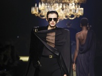 Koτσάκι και aviators: Η beauty προσταγή ...