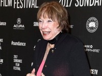 Η Σίρλεϊ ΜακΛέιν συνεργάζεται με τον Μάθ...