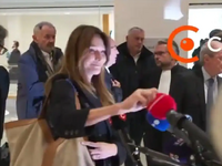 Επεισόδιο της Κάρλα Μπρούνι με δημοσιογρ...