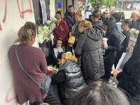 Πάτρα: Με λουλούδια και φωτογραφίες του ...