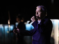 Δεν αποσύρεται από το τραγούδι ο Μανώλης Μητσιάς 