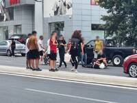 Πάτρα: Μηχανάκι συγκρούστηκε με αυτοκίνη...