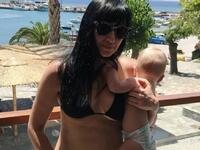 H Aθηναΐς Νέγκα ποζάρει με μαγιό αγκαλιά...