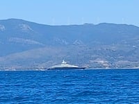 Το mega yacht του Ζούκερμπεργκ αγκυροβόλ...