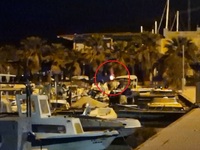 Άναψαν φωτιά για να ζεσταθούν μέσα στη μ...