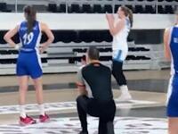 Διαιτητής έκανε πρόταση γάμου σε παίκτρι...