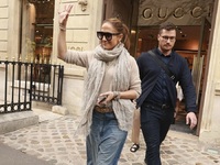 Κασμιρένιο πουλοβεράκι και baggy jeans: ...