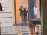 Συναγερμός για ομηρία σε κατάστημα του Ά...