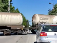 Θεσσαλονίκη: Τρένο περνά με ανεβασμένες ...