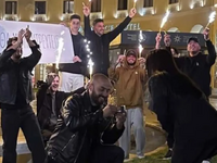 Θεσσαλονίκη: Πρόταση γάμου με πυρσούς στ...