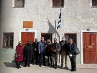 Κούτες με γραφική ύλη και τρόφιμα μακράς...