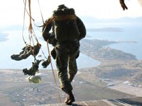 Νεκρός αλεξιπτωτιστής που είχε παρασυρθε...