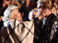 Ο Τάκης Ζαχαράτος τραγούδησε γονατιστός ...