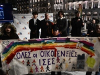 Ομόφυλα ζευγάρια: Με πολύχρωμες σημαίες ...