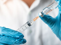 Κορωνοϊός-Εμβόλιο: Εξετάζεται υποχρεωτικ...