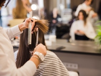 Μιλήσαμε με έξι γνωστά κομμωτήρια της Πά...