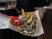Εκτινάχθηκε η τιμή του σουβλακιού: Σε πο...