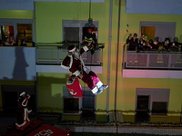 Οι «ιπτάμενοι Αγιοβασίληδες»  μοίρασαν δ...