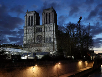 Ανοίγει η Παναγία των Παρισίων πέντε χρό...