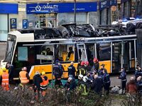 Ιταλία: Eκτροχιάστηκε τραμ κι έπεσε σε κ...