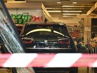 Τροχαίο στη Νίκαια: Αυτοκίνητο έπεσε σε ...