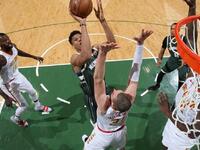 ΝΒΑ: Ασταμάτητος Αντετοκούνμπο οδηγεί τους Μπακς  